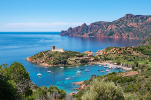 Baie de Girolata : escale sauvage et inoubliable au cœur de la Corse maritime