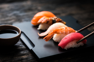 Le sushi, ce globe-trotter du goût : histoire, variations et recette maison pour célébrer le 18 juin