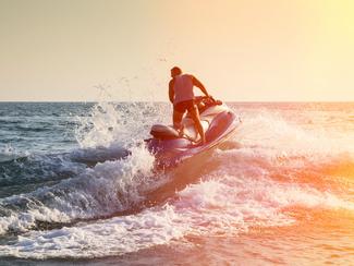 Conduire un jetski : faut-il un permis ? Ce...