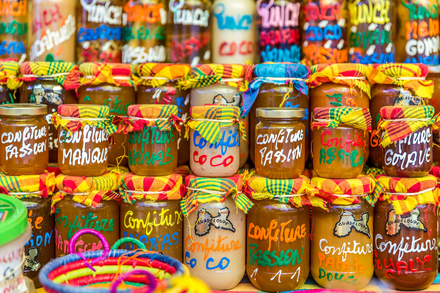 Etal de confitures locales sur le marche de Sainte-Anne 