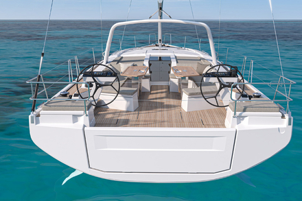 Heritier direct de l'Oceanis 51.1, il en amplifie les qualites avec un cockpit arriere 30 % plus vaste, des lignes fluides et un bouchain marque qui renforce l'equilibre et la vivacite sous voile.