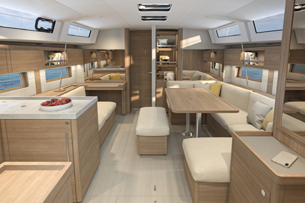 A l'interieur, la version trois cabines / deux salles d'eau se distingue par une table a carte independante, une cuisine en Corian, et un carre lumineux ou la convivialite reste centrale. 