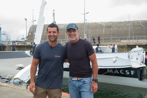 Mise à l'eau pour le maxi trimaran Ultim MACSF de Guirec Soudée