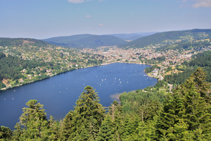 Le lac de Gérardmer, entre loisirs paisibles et cadre montagnard