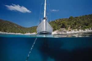 Peut-on dormir au mouillage partout ? Ce qu’il faut savoir pour rester en règle