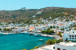 Baie de Skala à Patmos : escale méditative entre port vivant et promontoire sacré