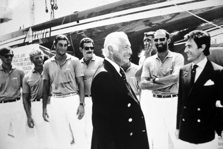 Gianni Agnelli, PDG de Fiat, nourrissait depuis longtemps des ambitions pour la Coupe de l'America, meme lorsqu'il assistait aux courses en 1962 avec le president americain John F. Kennedy a Newport Gianni Agnelli, PDG de Fiat, nourrissait depuis longtemps des ambitions pour la Coupe de l'America, meme lorsqu'il assistait aux courses en 1962 avec le president americain John F. Kennedy a Newport