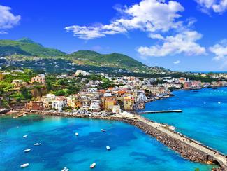 Ischia, trésor thermal et volcanique au large...