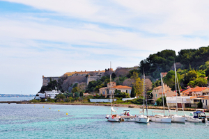 Escale aux îles de Lérins : nature, histoire et mouillage au large de Cannes