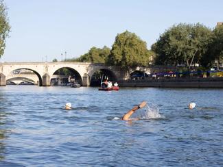 Près de 20.000 baigneurs dans la Seine à Paris...