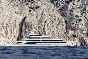 La Seyne-sur-Mer : deux superyachts de 100 mètres attirent tous les regards