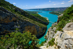 Le lac de Sainte Croix, entre eaux turquoise, navigation douce et villages perchés
