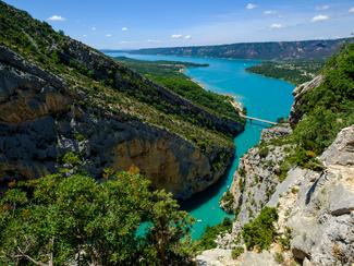 Le lac de Sainte Croix, entre eaux turquoise,...
