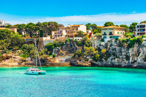 Croisière en multicoque : 6 escales méditerranéennes qui changent tout