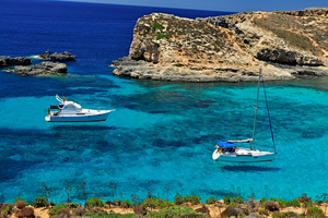 Se protéger du soleil à bord : bimini, taud de soleil, ombrière… quelles options pour rester à l’ombre ?