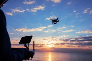Faire voler un drone en bord de mer : ce que la réglementation autorise vraiment