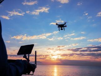 Faire voler un drone en bord de mer : ce que...