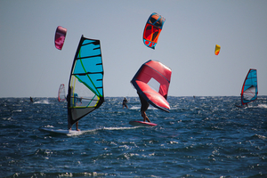 Kitesurf ou wing foil : deux disciplines, deux approches du vol sur l’eau