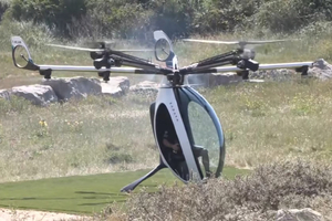 Franky Zapata échoue sa traversée de la Manche en scooter volant après un incident en vol