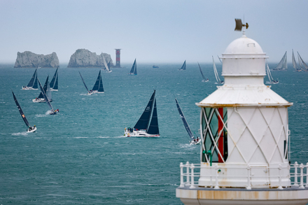 La 51e edition de la Rolex Fastnet Race s'est elancee ce samedi dans des conditions ideales : un vent de sud-ouest modere de 10 a 12 noeuds La 51e edition de la Rolex Fastnet Race s'est elancee ce samedi dans des conditions ideales : un vent de sud-ouest modere de 10 a 12 noeuds