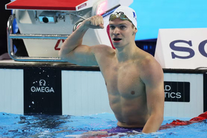 Léon Marchand pulvérise le record du monde du 200 m quatre nages en demi finale aux Mondiaux à Singapour
