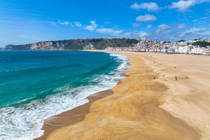 Portugal : plus de 100 baigneurs contaminés par des eaux usées sur la plage de Nazaré