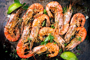 Les gambas flambées au pastis : une recette typique du sud qui fleure bon la Méditerranée