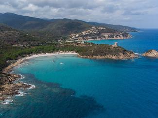 Baignade à Fautéa, entre pins et tour génoise