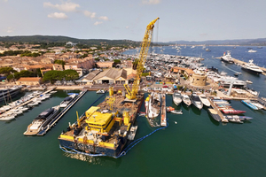 Saint-Tropez : le Sea Lady II redressé, le renflouement en cours dans le Vieux Port