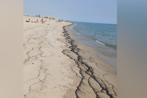 Feu de l’Aude : des cendres sur la plage du Barcarès, la fumée visible jusqu’aux Baléares