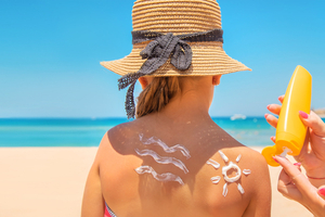 Crème solaire : les trois zones du corps que l’on oublie (trop souvent) de protéger