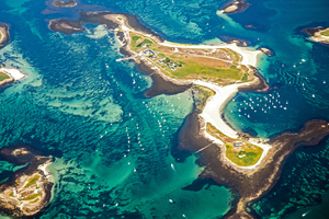 Eau turquoise et sable blanc dans l'archipel des Glénan