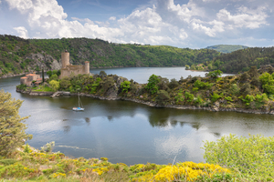 Les gorges de la Loire : un écrin sauvage entre nature et navigation douce