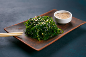 La salade d’algues wakamé : une recette saine et riche en minéraux