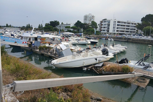 Le Pouliguen : un bateau termine sa course sur un ponton après une erreur de manœuvre