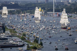 De grands voiliers entrent dans Amsterdam pour un festival maritime géant