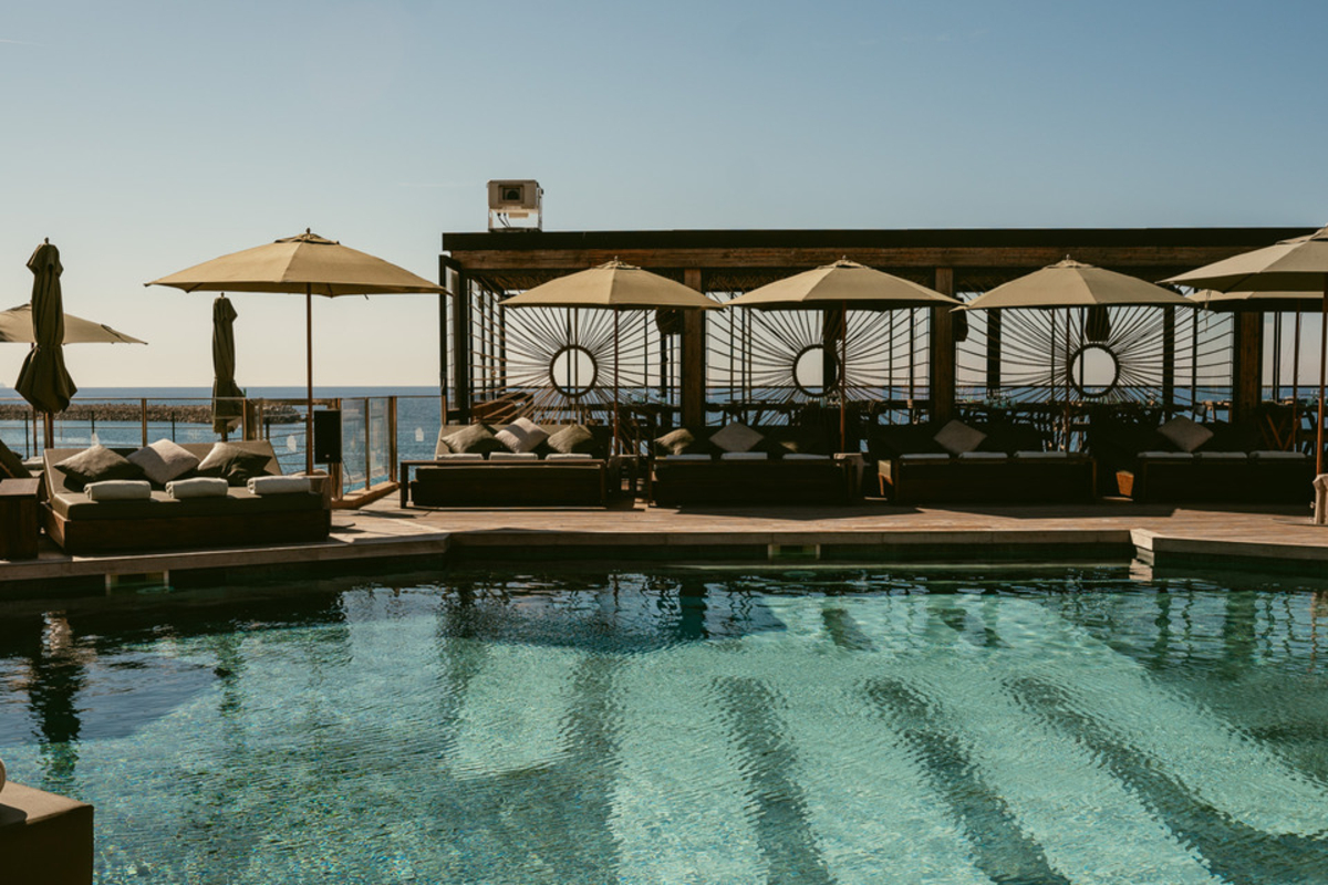 Un transat au prix d'une semaine de vacances : la folie des beach clubs