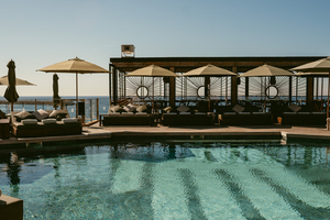 Un transat au prix d'une semaine de vacances : la folie des beach clubs