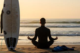 Yoga et glisse : quand l’équilibre rencontre la vague