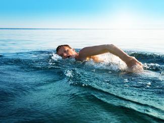 Les 5 bienfaits de la nage en eau de mer
