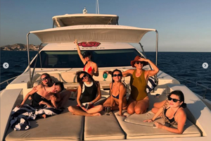 PEOPLE : Selena Gomez fête son EVJF en mer à bord d’un yacht de rêve