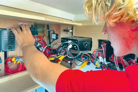 Un technicien Sunsail se trouve a bord du bateau amiral de chaque flottille.