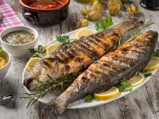 Bar grillé, dorade au four, maquereau mariné :...