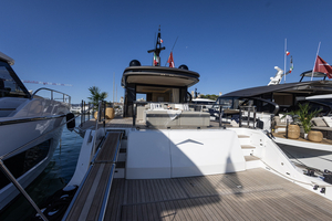 Azimut Seadeck 7 : l’hybride familial vu au Cannes Yachting Festival