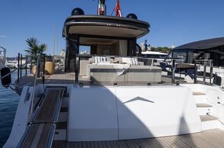 Azimut Seadeck 7 : l’hybride familial vu au Cannes Yachting Festival