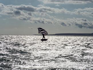 Wingfoil en solo : la check-list sécurité à ne...