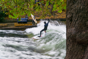 Le surf de rivière : quand les vagues s’invitent en ville