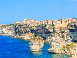 Bonifacio, perle suspendue entre falaises et...