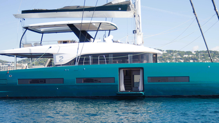 Avant d'embarquer pour notre essai, petit tour du proprietaire avec, en point d'orgue, la decouverte de la fameuse porte/terrasse de la cabine principale.