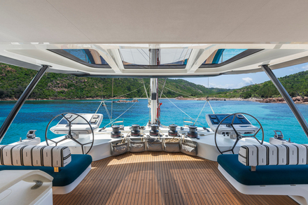 Sur le fly, le poste de barre se devoile avec ses 2 barres a roue et les 5 winches de 80 : il n'y a rien de trop pour faire marcher ce catamaran de 25 metres. Sur le fly, le poste de barre se devoile avec ses 2 barres a roue et les 5 winches de 80 : il n'y a rien de trop pour faire marcher ce catamaran de 25 metres.